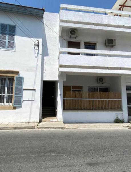 Noer Hostel Larnaca Ngoại thất bức ảnh